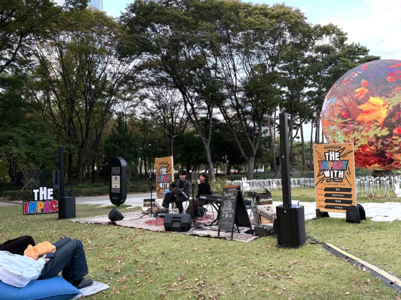 [서울=뉴시스] 2025. 10월 청년예술인 지원사업 ‘더 임팩트’ 버스킹 공연 모습. 2025.10.28. (사진=송파구 제공) *재판매 및 DB 금지