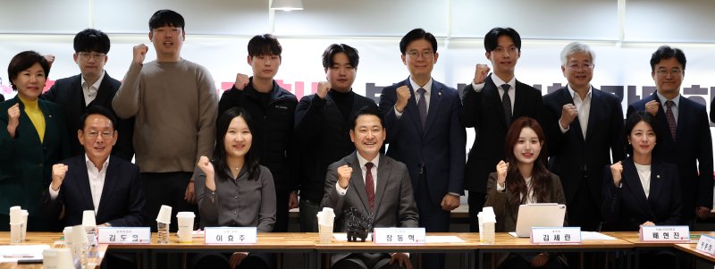 [서울=뉴시스] 김선웅 기자 = 장동혁 국민의힘 대표가 28일 서울 마포구 서울청년센터 마포에서 열린 '집 걱정 없는 미래, 청년 생각에서 시작합니다' 청년과 함께하는 부동산 정책 간담회에서 참석 청년들과 단체사진을 촬영하고 있다. 2025.10.28. mangusta@newsis.com