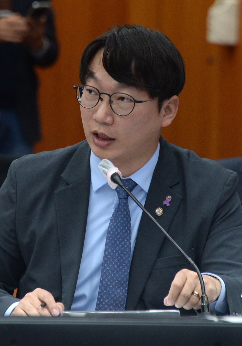 [전주=뉴시스] 김얼 기자 = 더불어민주당 모경종 국회의원이 28일 전북 전주시 전북특별자치도청 대회의실에서 열린 '2025년도 행정안전위원회 국정감사'에 참석해 발언하고 있다. 2025.10.28. pmkeul@newsis.com