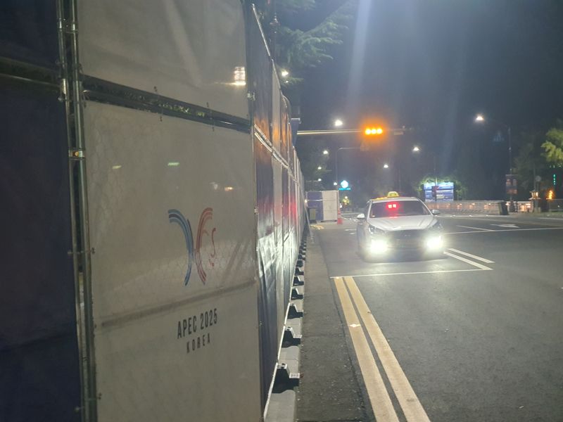 지난 27일 오후 6시 APEC 회의장인 경주화백컨벤션센터가 위치한 보문단지에서 '빈 차'표시가 된 택시가 손님을 기다리고 있다. 사진=최승한 기자