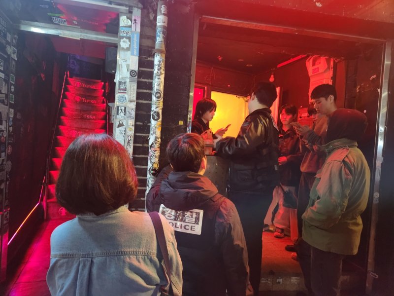 [서울=뉴시스] 경찰이 지난 24일 서울 시내 유흥 밀집지역을 중심으로 소방, 지자체가 함께하는 합동단속에 나서고 있다. (사진=서울경찰청 제공) 2025.10.28. photo@newsis.com *재판매 및 DB 금지