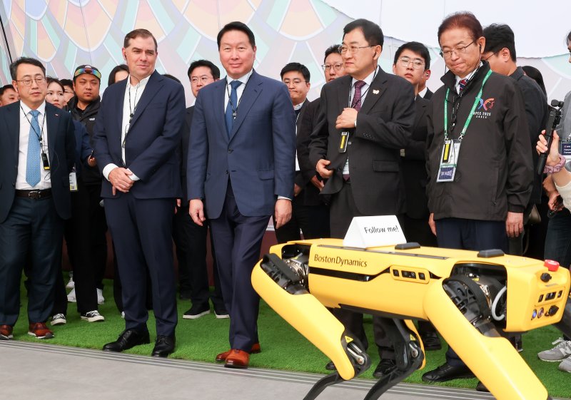 28일 이철우 경북지사와 최태원 대한상공회의소 회장 등이 2025 아시아태평양경제협력체(APEC) 정상회의의 경제전시장에 마련된 K-테크 쇼케이스 현장을 둘러보고 있다. 경북도 제공