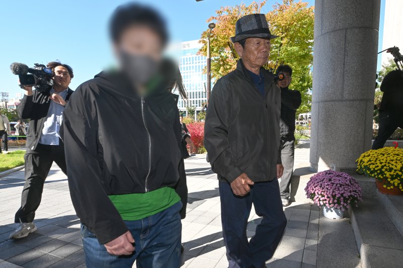 [광주=뉴시스] 이영주 기자 = 지난 2009년 '청산가리 막걸리 살인 사건'으로 중형을 선고받았던 백모(71·오른쪽)씨와 딸(41)이 28일 오후 광주 동구 광주지법에서 열리는 재심 선고 공판에 참여하기 위해 이동하고 있다. 형 선고 이후 이 사건에 대해 검찰의 강압수사가 있었다는 의혹이 일면서 지난 2023년 재심이 결정됐다. 2025.10.28. leeyj2578@newsis.com