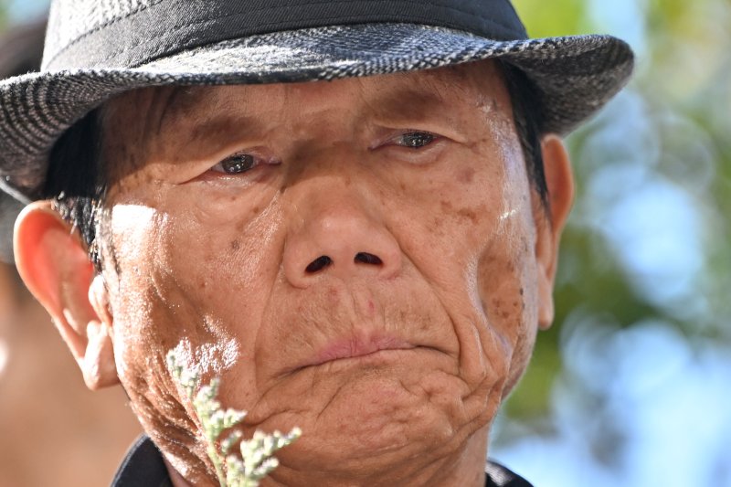 [광주=뉴시스] 이영주 기자 = '청산가리 막걸리 살인 사건'으로 중형을 선고받았던 백모(71)씨가 28일 오후 광주 동구 광주지법에서 열린 재심 선고 공판 결과 무죄를 선고받은 뒤 취재진 인터뷰를 하고 있다. 백씨와 딸(41)은 지난 2009년 청산가리를 넣은 막걸리를 아내와 지인에게 마시게 해 숨지게 한 혐의(존속살인) 등으로 2012년 대법원에서 각기 무기징역과 징역 20년 형을 선고받았으나 검찰의 강압수사 의혹이 불거지면서 2023년 9월 재심이 개시, 이날 사건 발생 16여년 만에 무죄를 선고받았다. 2025.10.28. 