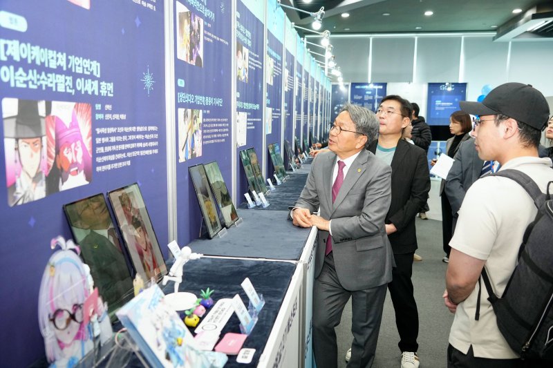 강기정 광주광역시장이 28일 오후 남구 광주실감콘텐츠큐브(GCC)에서 열린 'GCC사관학교 제2기 수료식'에 참석해 교육생 성과전시장을 둘러보고 있다.(광주광역시 제공. 재판매 및 DB금지) 2025.10.28/뉴스1