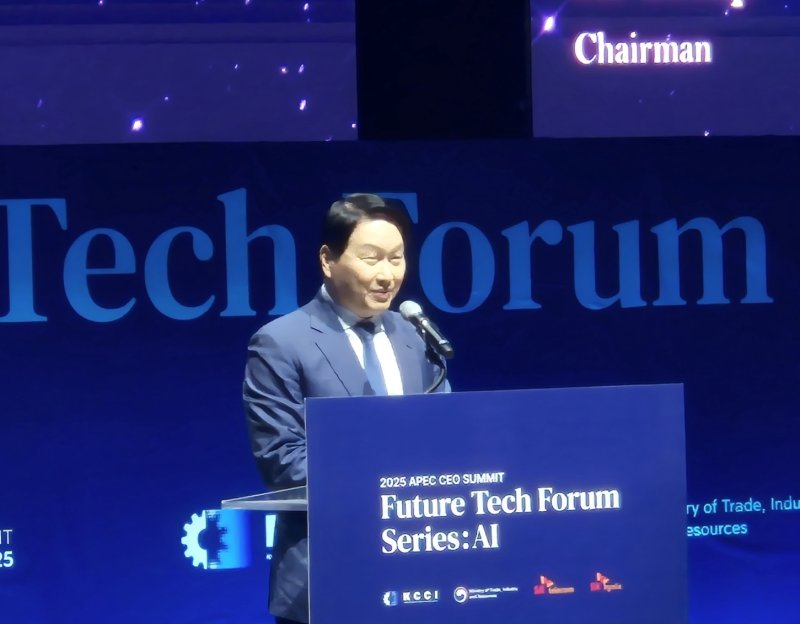 최태원 SK그룹 회장이 28일 경북 경주엑스포대공원 문무홀에서 SK그룹 주관으로 열린 '퓨처테크포럼 AI'에서 환영사를 하고 있다. 2025.10.28./뉴스1 최동현 기자