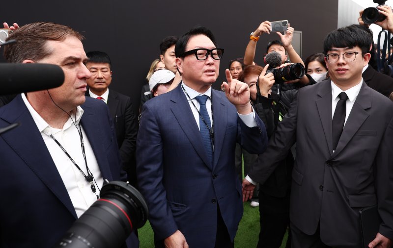 경주 APEC CEO 서밋 의장인 최태원 대한상의 회장이 28일 오후 경북 경주 엑스포공원 에어돔에서 APEC CEO 서밋 부대행사인 'K-테크 쇼케이스'를 방문, 메타와 레이밴이 협업해 만든 첫 스마트글래스 '레이밴메타'를 착용하고 있다. 2025.10.28/뉴스1 ⓒ News1 김민지 기자