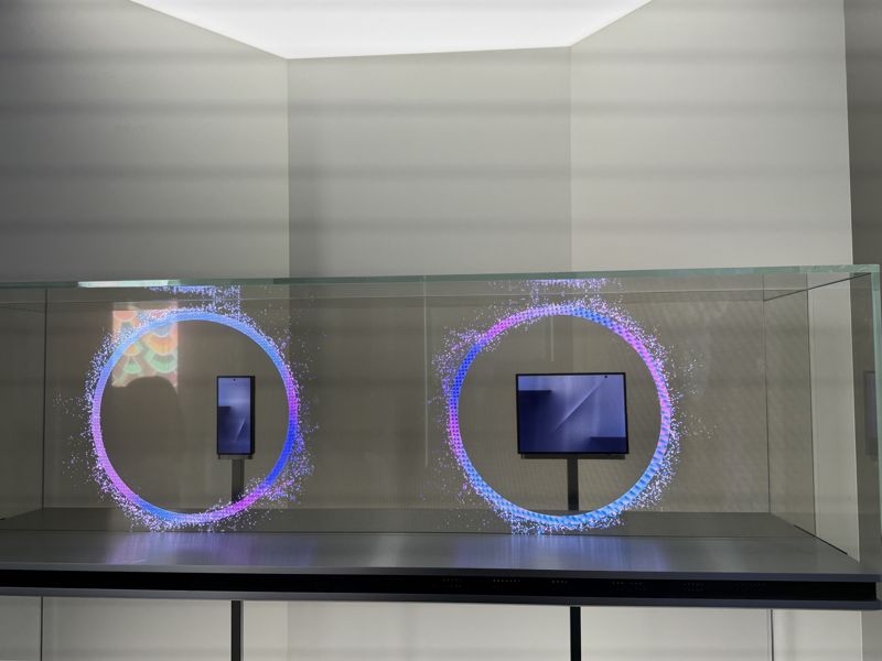 28일 경북 경주 엑스포공원 옥외 특별관에서 열린 'K-테크 쇼케이스'에 삼성전자의 두 번 접는 스마트폰인 ‘갤럭시Z 트라이폴드’ 실물이 전시돼 있다. 사진=임수빈 기자