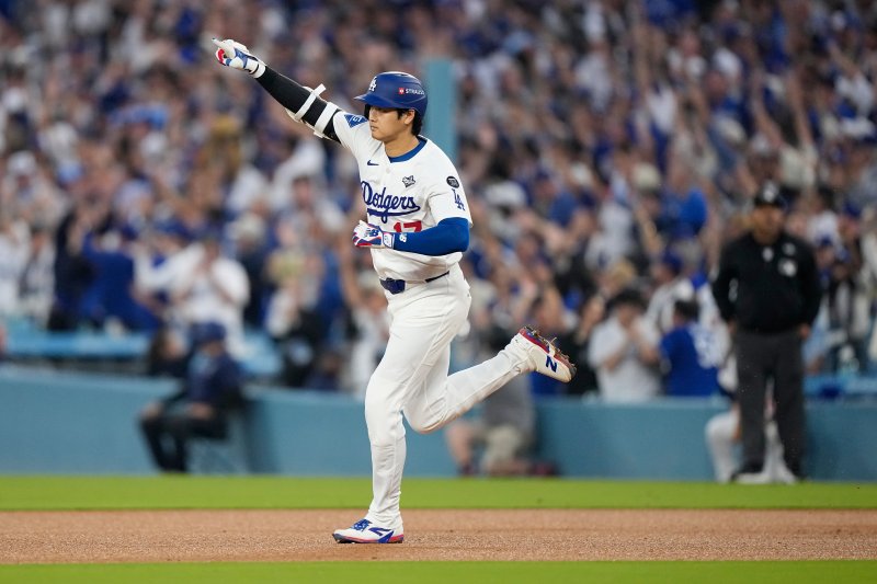 [로스앤젤레스=AP/뉴시스] 로스앤젤레스(LA) 다저스의 오타니 쇼헤이가 27일(현지 시간) 미 캘리포니아주 로스앤젤레스 다저 스타디움에서 열린 2025 메이저리그 월드시리즈(WS·7전4선승제) 3차전 토론토 블루제이스와 경기 3회 말 1점 홈런을 친 후 베이스를 돌고 있다. 다저스는 4회 현재 2-3으로 끌려가고 있다. 2025.10.28.