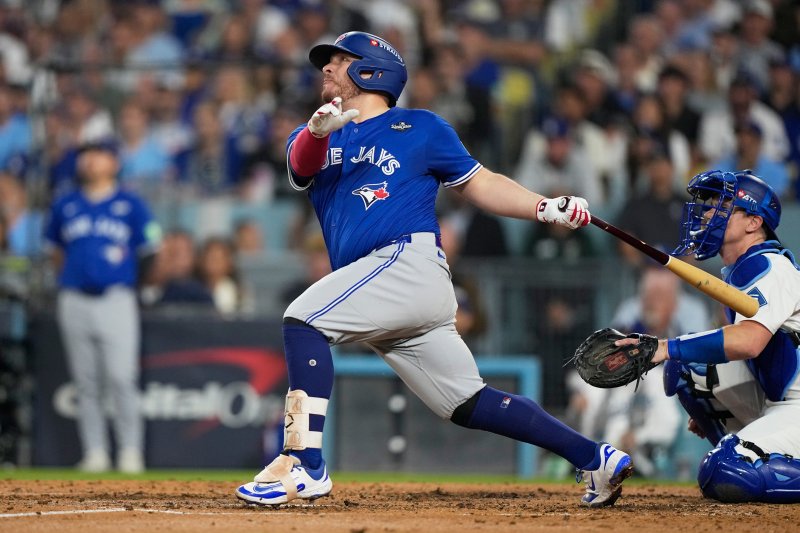 [로스앤젤레스=AP/뉴시스] 토론토 블루제이스의 알레한드로 커크가 27일(현지 시간) 미 캘리포니아주 로스앤젤레스 다저 스타디움에서 열린 2025 메이저리그 월드시리즈(WS·7전4선승제) 3차전 LA 다저스와 경기 4회 초 역전 3점 홈런을 치고 있다. 토론토가 4회 현재 4-2로 앞서고 있다. 2025.10.28.