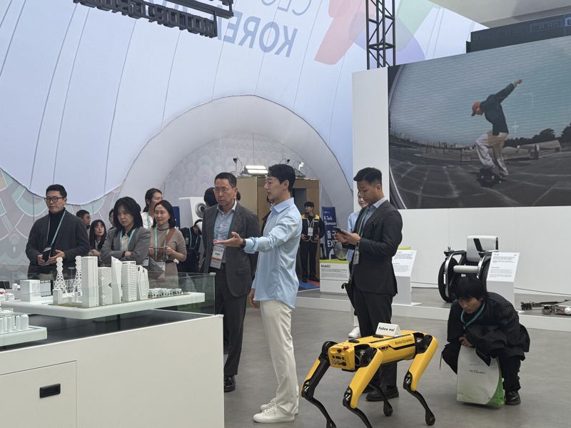 이원진 삼성전자 글로벌마케팅실장 사장이 28일 경북 경주 엑스포공원 옥외 특별관에서 열린 'K-테크 쇼케이스' 현대차그룹 부스에서 설명을 듣고 있다. 사진=임수빈 기자