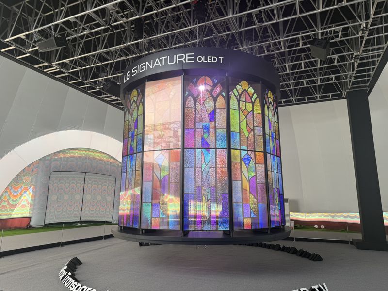 28일 경북 경주 엑스포공원 옥외 특별관에서 열린 'K-테크 쇼케이스' LG전자 부스에는 투명 유기발광다이오드(OLED) 여러 대를 이어붙인 초대형 샹들리에가 설치돼 있다. 사진=임수빈 기자