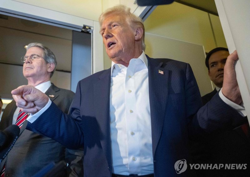 대통령 전용기 에어포스원에서 취재진과 질답하는 도널드 트럼프 미국 대통령 (출처=연합뉴스)