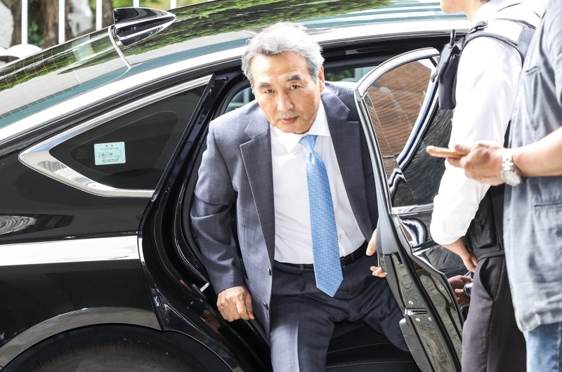 [서울=뉴시스] 황준선 기자 = 윤석열 전 대통령의 부인 김건희 여사 의혹을 수사하는 민중기 특별검사가 지난 6월 30일 오전 서울 서초구 사무실로 출근하고 있다. 2025.06.30. hwang@newsis.com