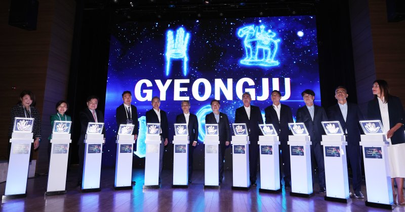 박일준 대한상공회의소 부회장이 28일 경북 경주예술의전당 원화홀에서 열린 APEC CEO 서밋 유통 퓨처테크포럼에서 참석자들과 함께 유통산업의 발전을 위한 글로벌 기업인(전문가) 선언을 하고 있다. 왼쪽부터 카와카미 토모코 와세다 교수, 공샹잉 징둥닷컴 부사장, 박경도 한국유통학회 회장, 정지영 현대백화점 대표, 정준호 롯데백화점 대표, 오승철 산업통상부 산업기반실장, 박일준 대한상공회의소 부회장, 르노 드 바르부아 GS1 CEO, 허서홍 GS리테일 대표, 전경수 CPLB 대표, 김호민 아마존 AP부문장, 바네사 마티스센 딜로이트 