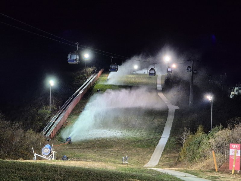 하이원스키장 제설 작업(강원랜드 제공)