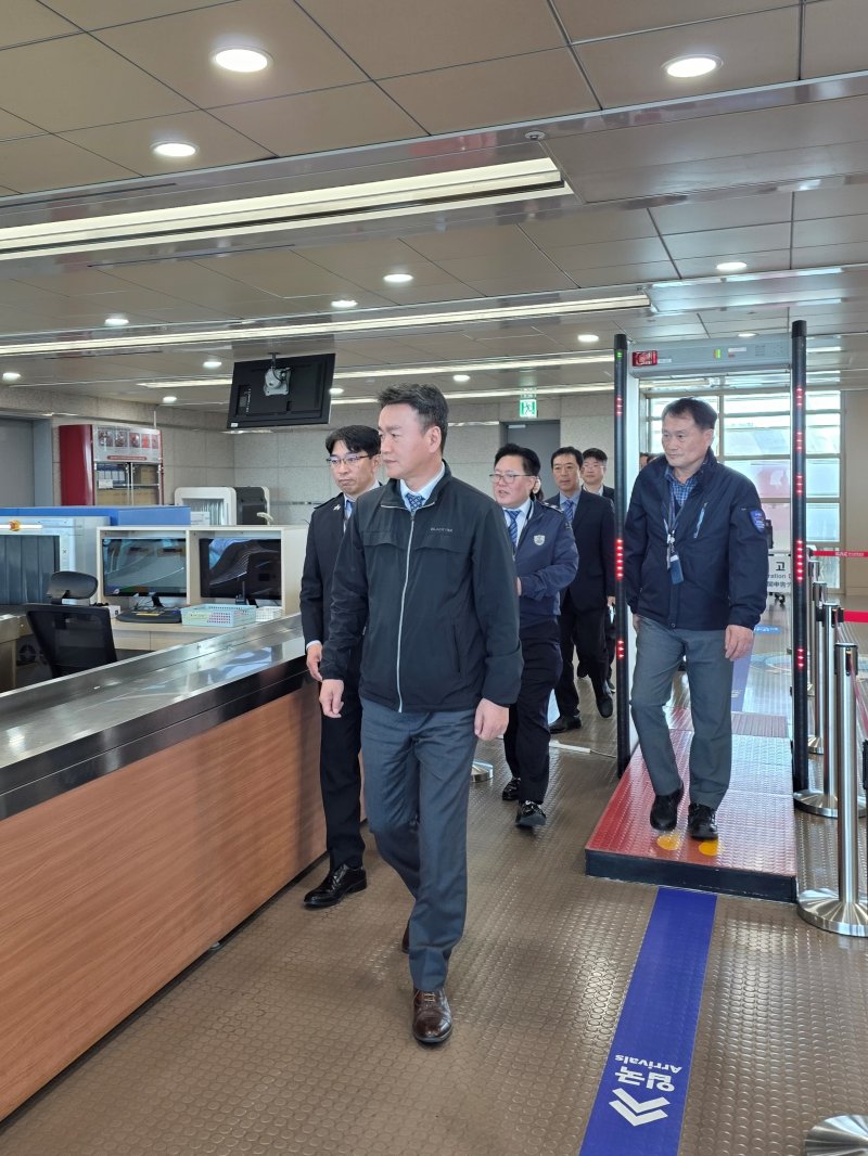 [대전=뉴시스] 이종욱 관세청 차장(맨앞)이 28일 포항경주공항을 방문해 '2025 APEC 정상회의' 대비 최종 준비상황을 점검하고 있다.(사진=관세청 제공) *재판매 및 DB 금지