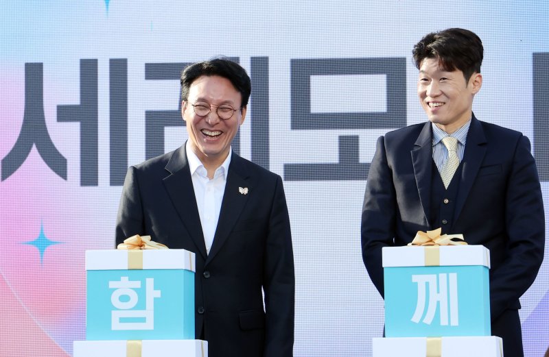 [부산=뉴시스] 하경민 기자 = 김민석 국무총리가 28일 부산 중구 광복로에서 열린 '코리아 그랜드 페스티벌' 개막식에 참석, 홍보대사인 박지성과 개막 세리머니를 하기에 앞서 대화하고 있다. 오는 11월9일까지 열리는 코리아 그랜드 페스티벌은 10개 부처와 3만7000개사가 참여하는 국가 단위 할인 캠페인으로, 상품권·여행·문화 등 전 분야를 아우르는 대규모 상생형 소비 진작 행사다. 2025.10.28. yulnetphoto@newsis.com