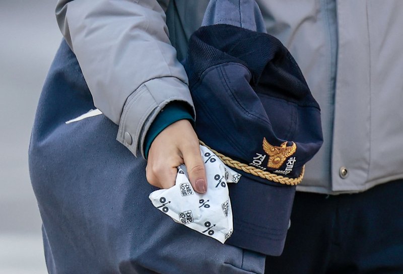 [서울=뉴시스] 정병혁 기자 = 추운 날씨가 이어진 28일 서울 종로구 광화문네거리에서 한 경찰관이 핫팩을 손에 쥐고 있다. 2025.10.28. jhope@newsis.com