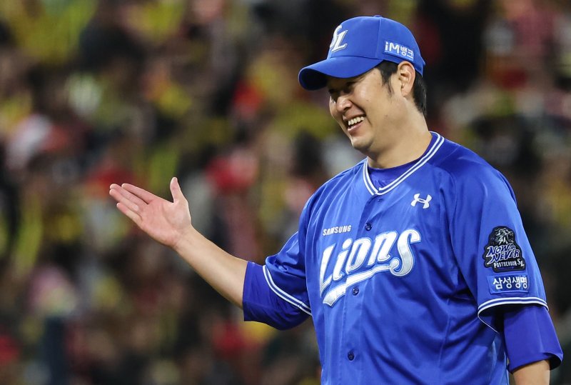 23일 오후 광주 북구 기아챔피언스필드에서 열린 프로야구 '2024 신한 SOL 뱅크 KBO 포스트시즌' 한국시리즈 2차전 삼성 라이온즈와 KIA 타이거즈의 경기, 삼성 구원투수 송은범이 4회말 무실점으로 마치고 미소를 짓고 있다. 2024.10.23/뉴스1 ⓒ News1 김도우 기자