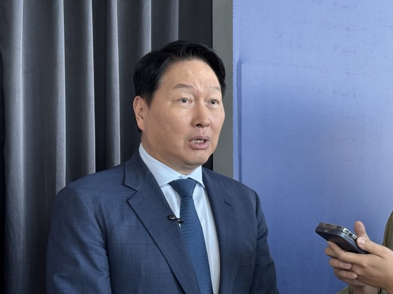취재진 질문에 답하는 최태원 SK그룹 회장 (출처=연합뉴스)