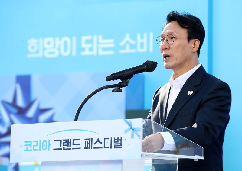 김민석 국무총리가 28일 오후 부산 중구 광복로 분수광장에서 열린 코리아 그랜드 페스티벌에서 축사를 하고 있다. 2025.10.28/뉴스1 ⓒ News1 윤일지 기자