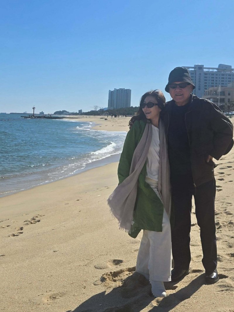 최명길♥김한길, 가을바다 데이트…다정함 가득 부부 [N샷]