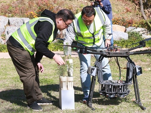 '2025년 영월군 드론 실증도시 구축사업 드론식재 시연회'가 28일 강원 영월군 영월읍 영흥리에서 진행됐다. (영월군 제공. 재판매 및 DB금지) 2025.10.28/뉴스1