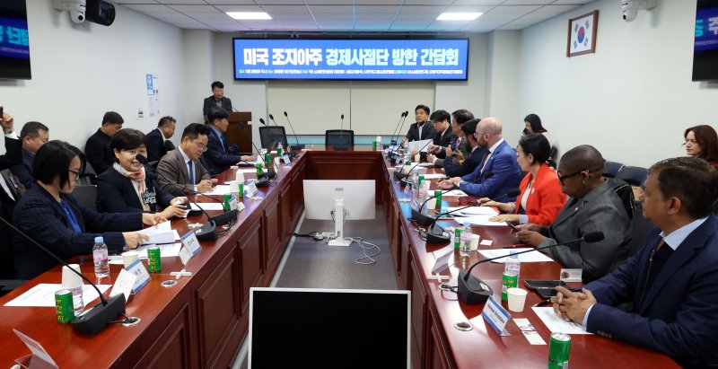 [서울=뉴시스] 조성봉 기자 = 서영교,민병덕 더불어민주당 의원이 28일 오전 서울 여의도 국회 의원회관 간담회의실에서 열린 미국조지아주 경제사절단 방한 간담회에서 조쉬 맥카루린(Josh Mclaurin, 오른쪽 네번째) 조지아주 상원의원을 비롯한 경제사절단과 면담을 하고 있다. 2025.10.28. suncho21@newsis.com