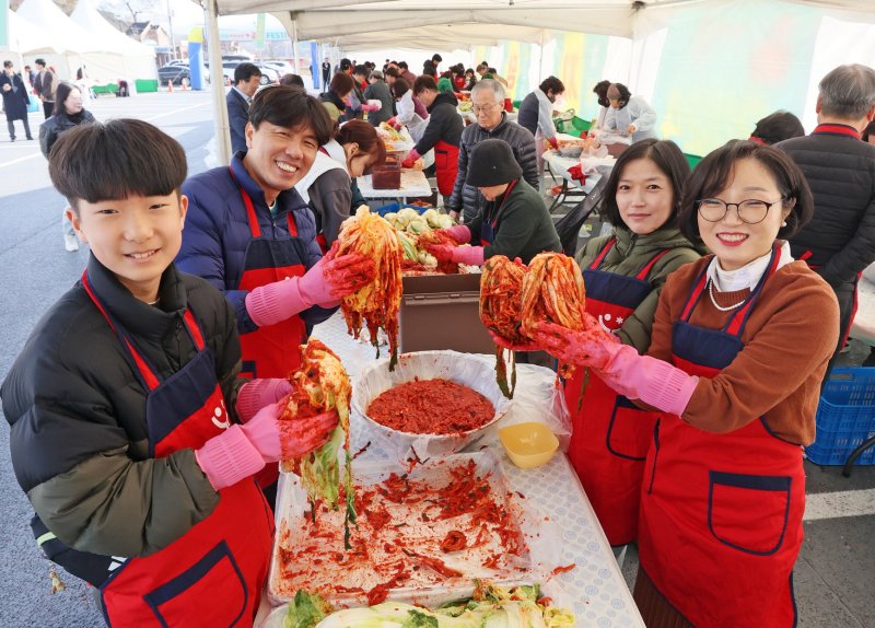 [임실=뉴시스] 지난해 임실군의 '제9회 아삭아삭 김장페스티벌'에 참가한 한 가족들이 함께 김치를 담그며 즐거워하고 있다. *재판매 및 DB 금지