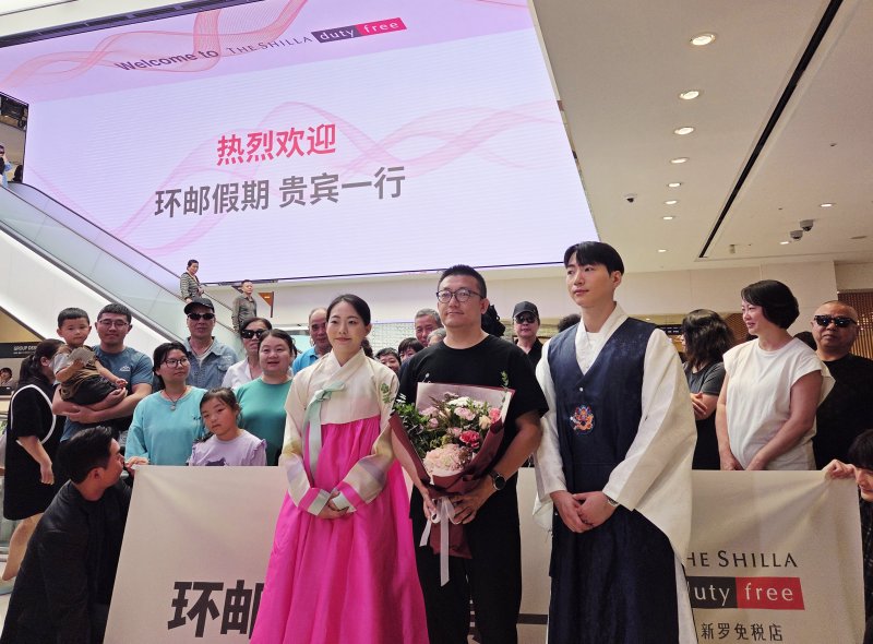 [서울=뉴시스] 신라면세점은 중국 단체 관광객 무비자 입국 첫 날인 29일 인천항에 첫 기항한 7만7천톤급 대형 크루즈 중국 선사 톈진동방국제크루즈의 '드림호' 승선객들이 신라면세점 서울점을 찾았다고 밝혔다.(사진=신라면세점 제공) *재판매 및 DB 금지