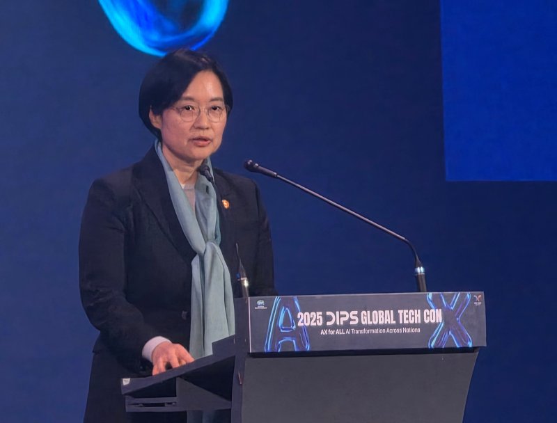 [서울=뉴시스] 강은정 기자=한성숙 중소벤처기업부 장관이 28일 서울 광진구 워커힐호텔에서 열린 글로벌 초격차 테크 컨퍼런스에서 개회사를 하고 있다. 2025.10.28. photo@newsis.com *재판매 및 DB 금지