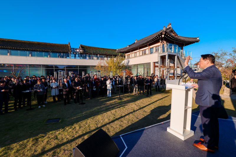 최태원 SK그룹 겸 대한상공회의소 회장이 28일 경상북도 경주시 사정동 플레이스C 갤러리에서 열린 ‘APEC CEO SUMMIT 2025, 배우자 미술전시 오프닝’에서 축사를 하고 있다. (공동취재) 2025.10.28/뉴스1 ⓒ News1 박지혜 기자