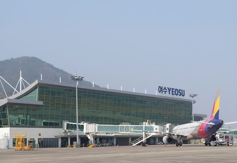 전남도는 여수공항<사진> 활성화 및 안전성 강화를 위해 활주로를 현재 2100m에서 2800m로 연장하는 것으로 국가계획에 반영하고, 2026 여수세계섬박람회 기간 중 부정기 국제선 운항 허가를 지원할 것을 국토교통부에 건의했다고 28일 밝혔다. 전남도 제공