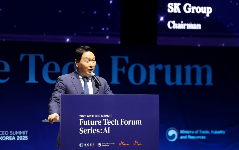 [경주=뉴시스] 이무열 기자 = 최태원 SK그룹 회장이 28일 경북 경주엑스포대공원 문화센터에서 열린 아시아태평양경제협력체(APEC) 최고경영자(CEO) 서밋 ‘퓨처테크 포럼: AI’에서 기조연설을 하고 있다. 2025.10.28. lmy@newsis.com