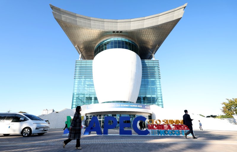 [경주=뉴시스] 추상철 기자 = APEC CEO 서밋 코리아 2025가 개막한 28일 오후 경북 경주시 경주예술의전당에서 참가자들이 본 행사장 앞을 지나고 있다. 2025.10.28. scchoo@newsis.com