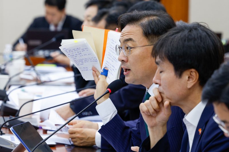 신장식 조국혁신당 의원이 13일 서울 여의도 국회에서 열린 정무위원회 국정감사에서 한화오션 노조 활동 부당개입 의혹 관련 질의하고 있다. 2025.10.13/뉴스1 ⓒ News1 안은나 기자