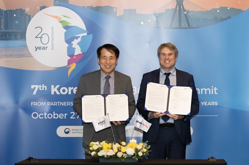 장영진 한국무역보험공사 사장(왼쪽)이 지난 27일 서울 여의도 콘래드 호텔에서 제임스 스크리벤 IDB Invest 최고경영자(CEO)와 업무협약을 체결하고 기념촬영을 하고 있다. 한국무역보험공사 제공