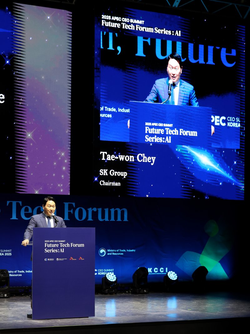 퓨처 테크 포럼서 연설 하는 최태원 SK회장 최태원 SK그룹 회장 겸 대한상공회의소 회장이 28일 경주엑스포대공원 문화센터 문무홀에서 열린 아시아태평양경제협력체(APEC) 최고경영자(CEO) 서밋의 공식 부대행사 '퓨처 테크 포럼'에서 연설하고 있다. 뉴시스