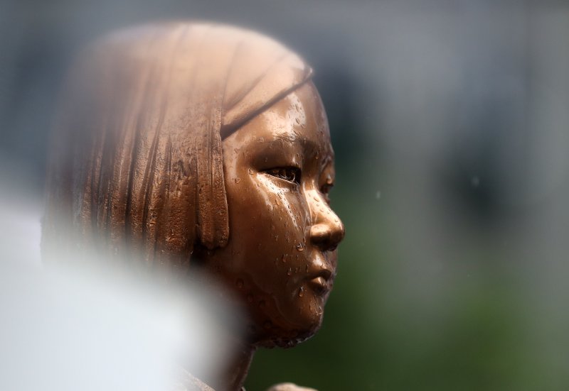 평화의 소녀상에 빗물이 흐르고 있다. /뉴스1 ⓒ News1 이동해 기자