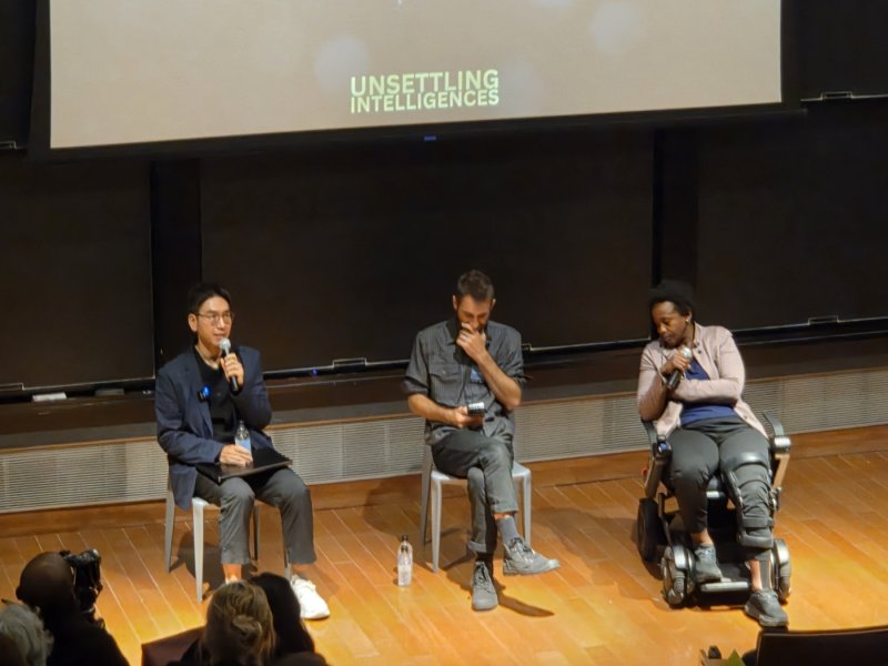 LG AI연구원 이문태 초지능랩장(왼쪽)과 스토니브룩대 스테파니 딘킨스 교수(오른쪽)가 지난 24일(현지시간) 뉴욕의 구겐하임 미술관과 뉴욕주립대 스토니브룩캠퍼스 산하 퓨처 히스토리스 스튜디오가 공동 주최한 심포지엄에 참석해 대담을 하고 있다. 사진=이병철기자