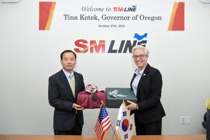 SM상선 강호준 대표이사(왼쪽)가 지난 27일 서울 서대문구 SM그룹 신촌사옥에서 미국 오리건주 티나 코텍 주지사를 영접한 뒤 선물을 교환하며 기념촬영을 하고 있다. SM그룹 제공