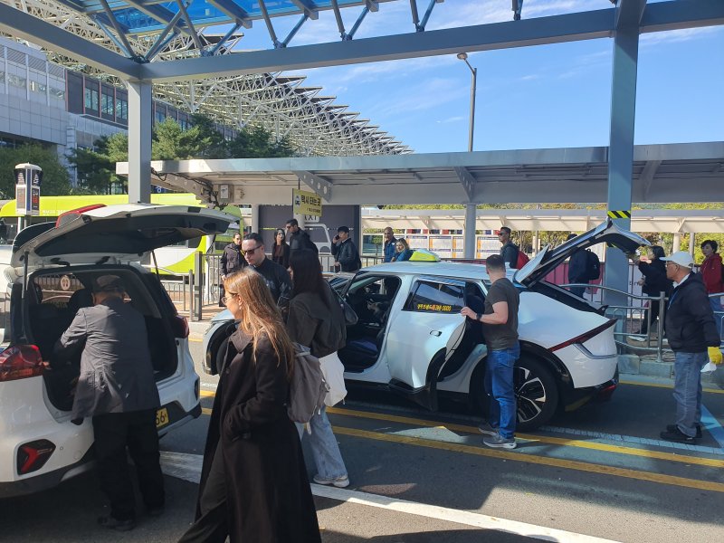 지난 27일 오전 11시 경주역 앞 택시 승강장에서 외국인 방문객들이 택시에 탑승하고 있다. 사진=최승한 기자