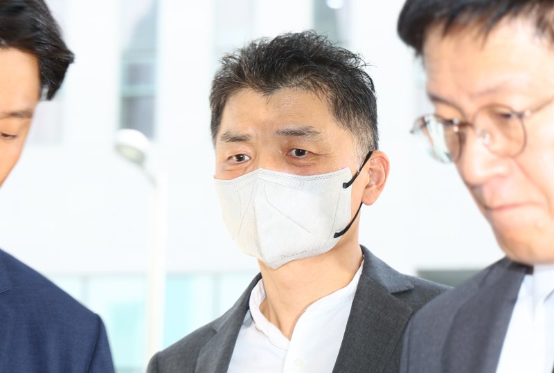 [서울=뉴시스] 황준선 기자 = SM 엔터테인먼트 인수 과정에서 시세조종을 지시·공모한 혐의로 재판에 넘겨진 카카오 창업자 김범수 미래이니셔티브센터장이 29일 오후 서울 양천구 서울남부지방법원에서 열린 결심공판에 출석하고 있다. 2025.08.29. hwang@newsis.com