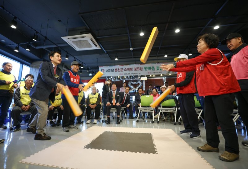 어르신들과 윷놀이 펼치는 김진태 지사 (출처=연합뉴스)