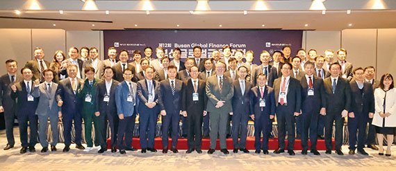 28일 부산 부전동 부산롯데호텔 3층 크리스탈볼룸에서 열린 제12회 부산글로벌금융포럼에서 노주섭 부산파이낸셜뉴스 사장(앞줄 왼쪽부터), 권동칠 트렉스타 대표, 박사익 경부공영 회장, 박인호 부산항을 사랑하는 시민모임 회장, 이남규 광명잉크 회장, 이현수 삼우종합개발 대표, 박성욱 BNK금융지주 그룹AI미래가치부문장, 김병칠 금융감독원 부원장, 이준승 부산광역시 행정부시장, 마이클 마이넬리 지옌그룹 회장, 송의달 파이낸셜뉴스 사장, 신한춘 한국자유총연맹 부산시지부 회장, 이명호 부산국제금융진흥원장, 류동근 국립한국해양대학교 총장, 장