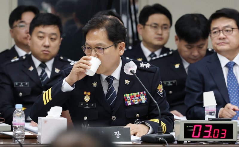 김철문 전북경찰청장이 28일 전북 전주시 전북경찰청실에서 열린 국회 행정안전위원회 국정감사에서 목을 축이고 있다. 2025.10.28/뉴스1 ⓒ News1 유경석 기자