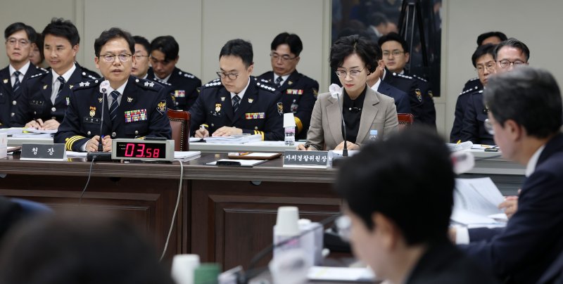 김철문 전북경찰청장이 28일 전북 전주시 전북경찰청실에서 열린 국회 행정안전위원회 국정감사에서 질의에 답변을 하고 있다. 2025.10.28/뉴스1 ⓒ News1 유경석 기자