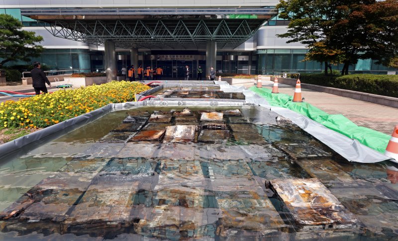 대전 유성구 국가정보자원관리원 화재현장에 설치된 외부 냉각 침수조의 리튬이온 배터리. 뉴시스