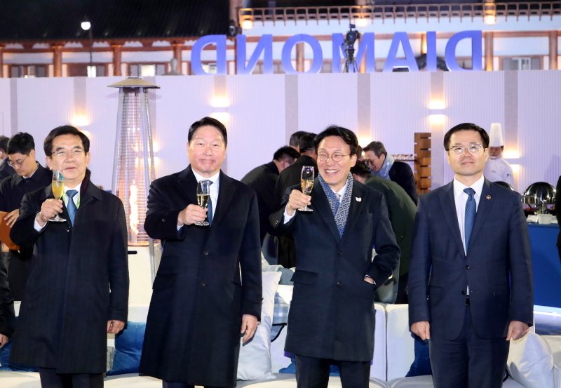 최태원 대한상공회의소 회장(왼쪽 두번째)과 김민석 국무총리(왼쪽 세번째), 여한구 통상교섭본부장(오른쪽 첫번째) 등이 28일 오후 경주 화랑마을 어울마당에서 열린 '아시아태평양경제협력체(APEC) 최고경영자(CEO) 서밋'의 첫 번째 공식 행사인 환영만찬에서 건배를 하고 있다. 대한상공회의소 제공